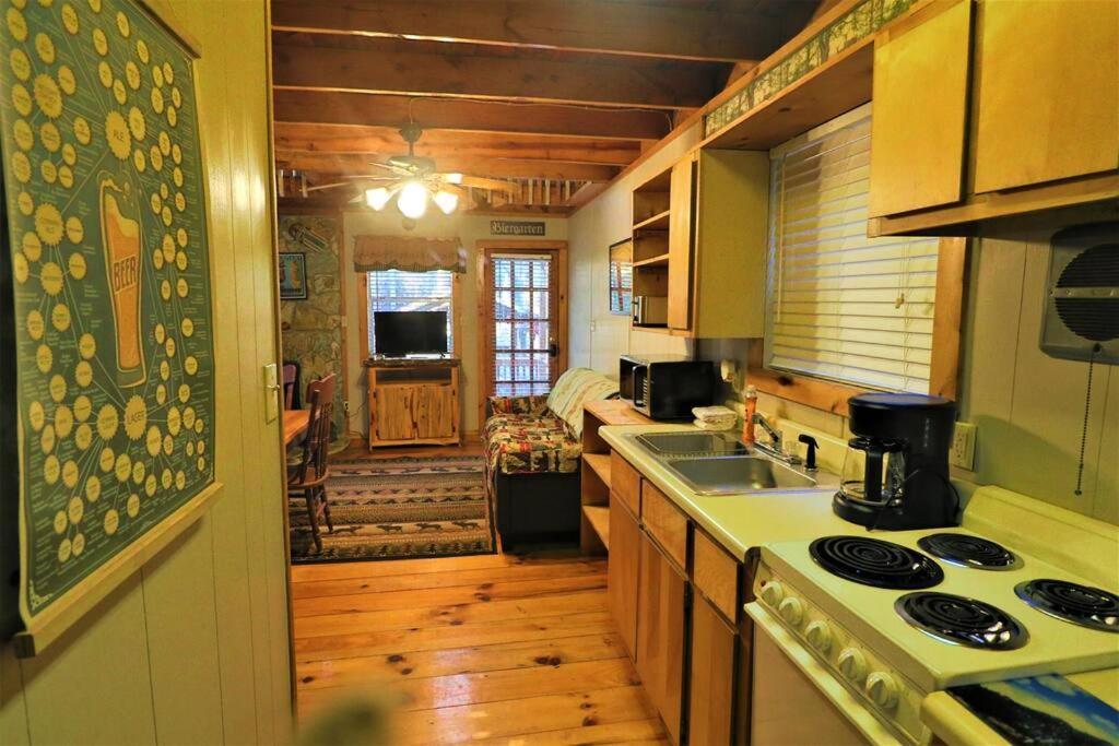 Oktoberfest Themed Cabin In Woods Stream #14 Helen Luaran gambar